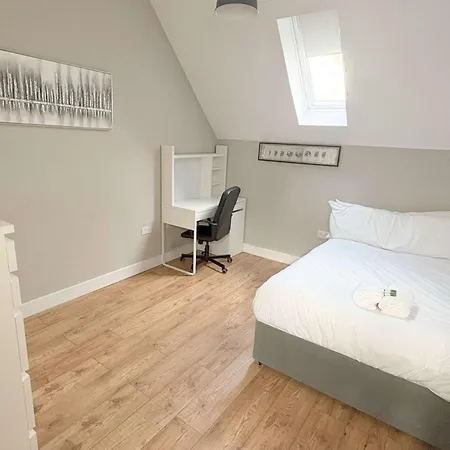 Апартаменти Four Bedroom In Fantastic Location