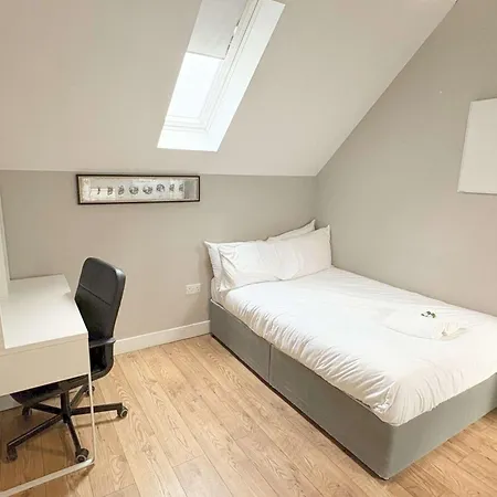 Апартаменти Four Bedroom In Fantastic Location Бристоль