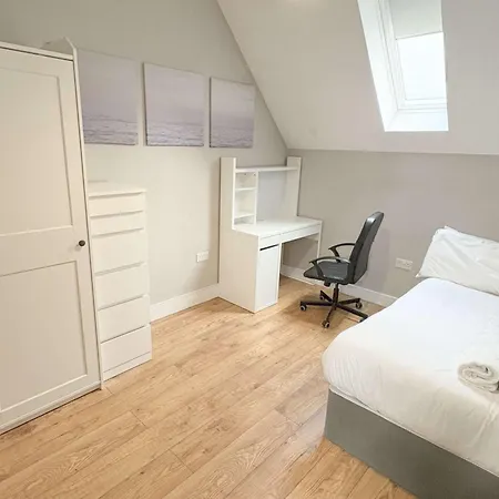 Four Bedroom In Fantastic Location *