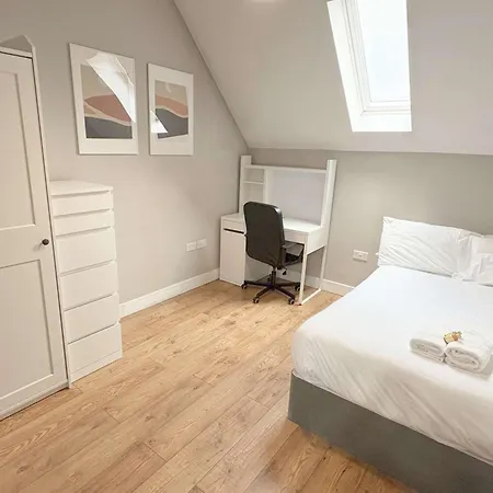 Lägenhet Four Bedroom In Fantastic Location *