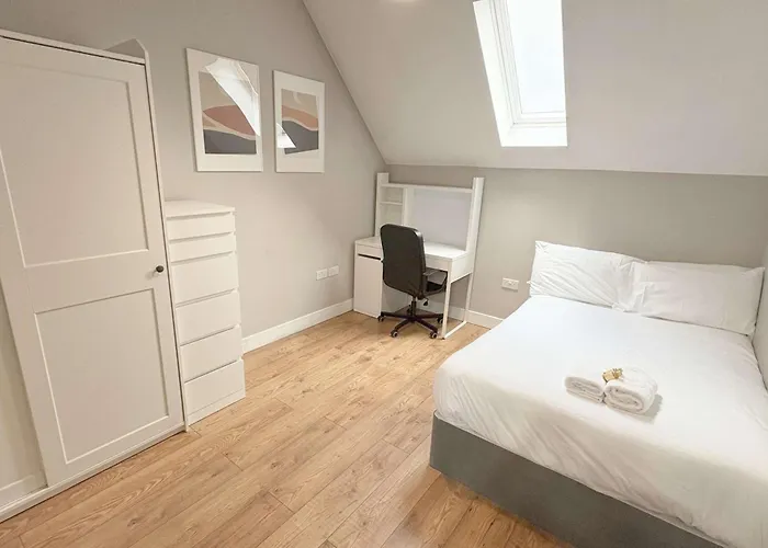 Lägenhet Four Bedroom In Fantastic Location *