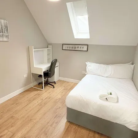 아파트 Four Bedroom In Fantastic Location *